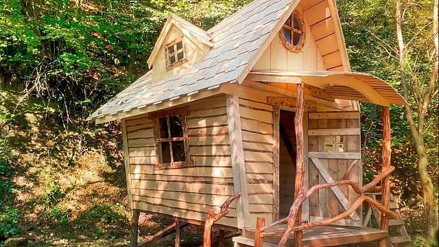 带上我的狗子进入森林，在里面建造小木屋来修身养性，结果太舒服了