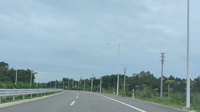 很多车主在小区停车的时候，都会在轮胎处放一块挡板，这是为什么#汽车知识 #每天一个用车小知识 #轮胎