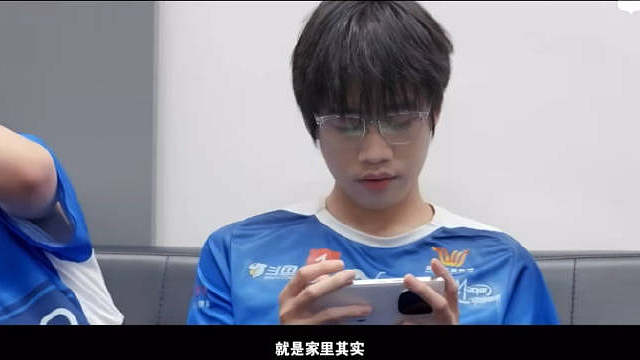 “一张借钱买的机票，承载了家里的期待和少年的梦想”清融要自信啊，你真的真的很棒的！！