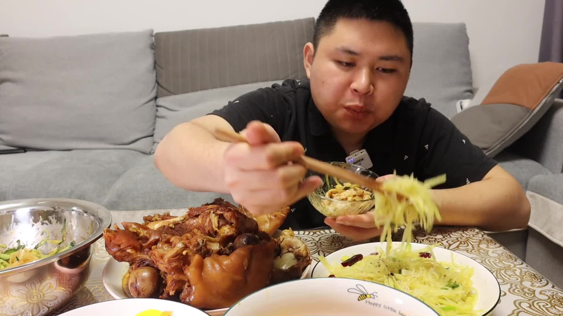 大胖居家不能出门！自己动手创新菜“卤猪蹄炖棒骨”这肉配上大蒜真的好吃！