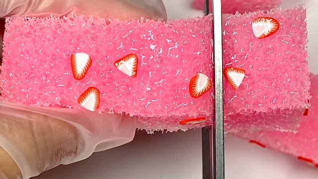 沉浸式捏一块草莓软糖