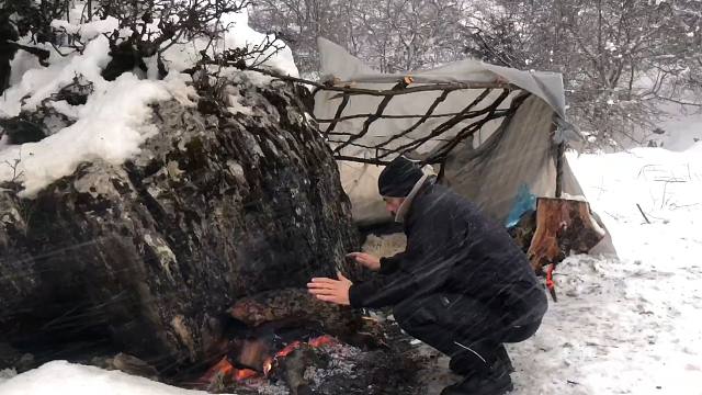 森林里白雪皑皑树成了冰花，牛人还真是抗冻，在里面极限生存了4天！