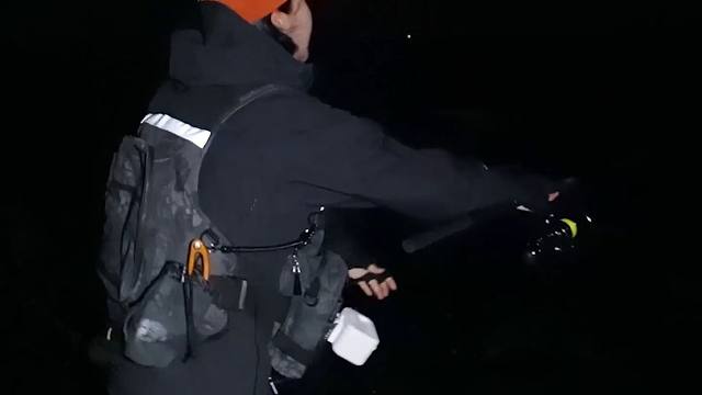 韩国美女深夜外出钓鱼，对着大海呼叫龙王赐鱼，搞笑又好玩！