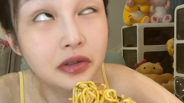 【小石奶凶】挑战火锅味粉面菜蛋！！！