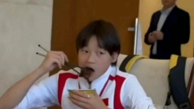 全红婵吃牛排都是那么与众不同，认真又可爱的样子简直帅呆了！