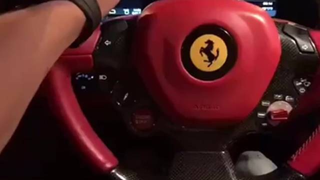 开上法拉利带谁去拉风