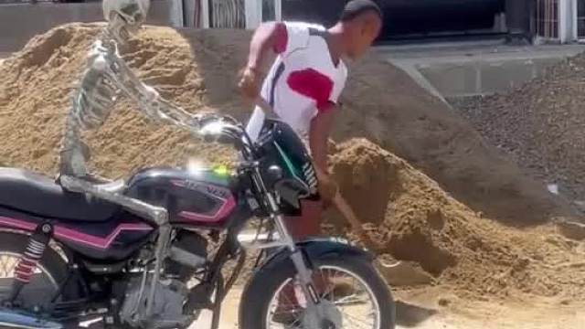 老外街头恶搞路人#老外恶搞 #恶搞 #老外恶搞路人 #老外恶搞整蛊视频 #老外恶作剧