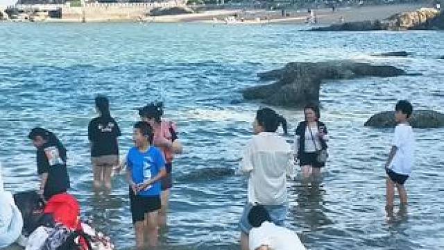 海风阵阵，风景美丽，游客众多！#闽南语歌曲 #鼓浪屿 #手机摄影 。