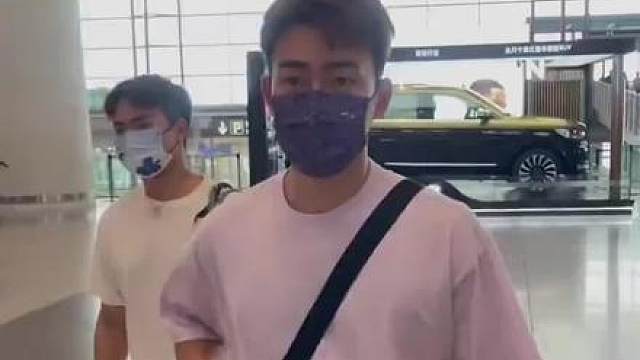 #梁王组合 #王昶梁伟铿 #机场照 #中国羽毛球公开赛 
季节轮换 总有新的事情值得今日份送昶子和铿