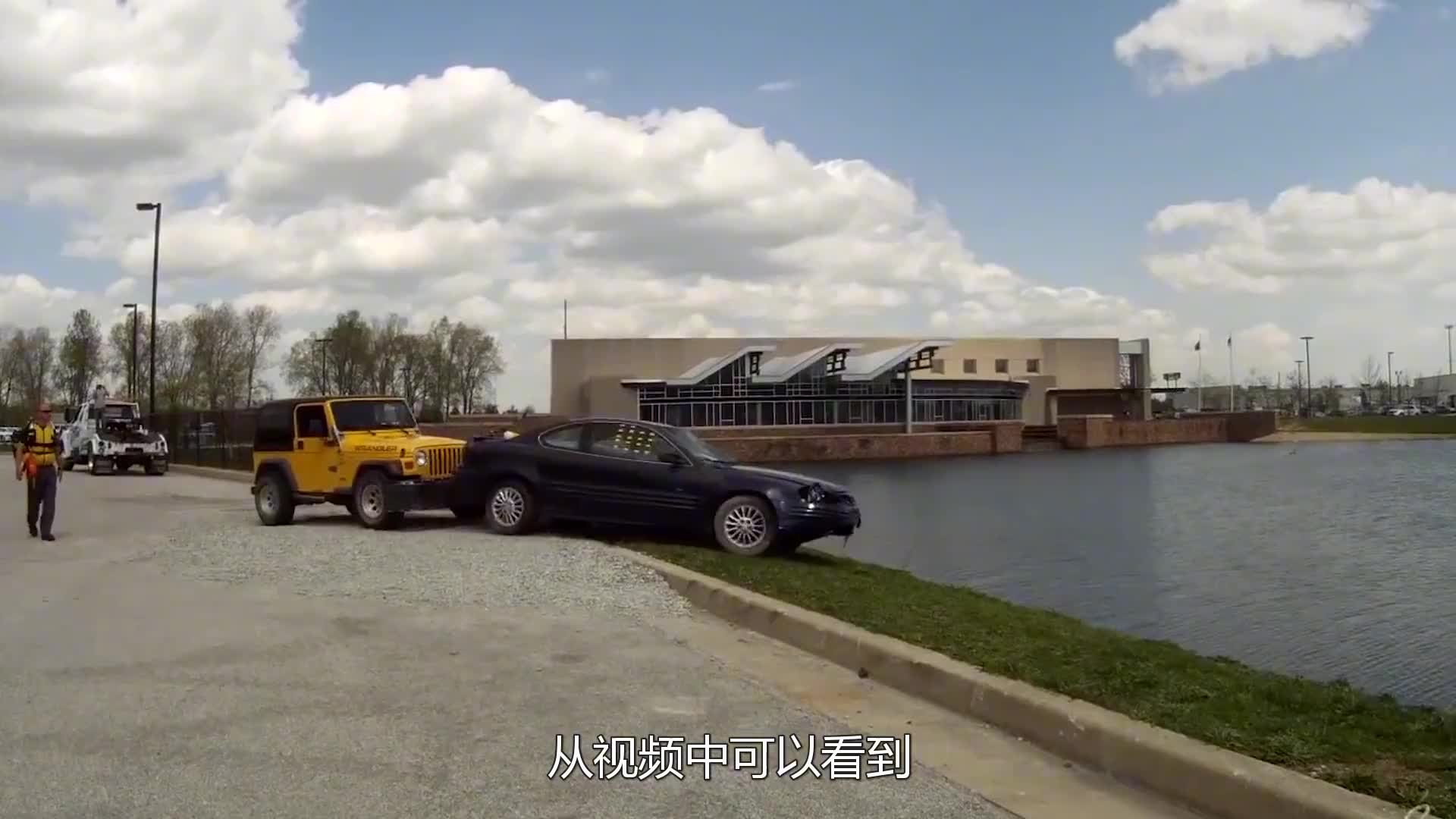 汽车不小心落水后，车门和车窗都打不开的情况下