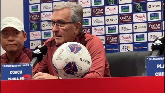 【国足主帅：足球比赛不是电子游戏，球员需要时间来适应】9月9日，国足与沙特的世预赛18强赛赛前发布会