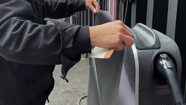 怎么会想到给一个充电桩贴膜的