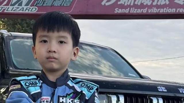 6岁职业车手体验BJ60,真男人玩越野 #我的专属汽车bgm #坦克500 #越野 #晒出爱车合拍 