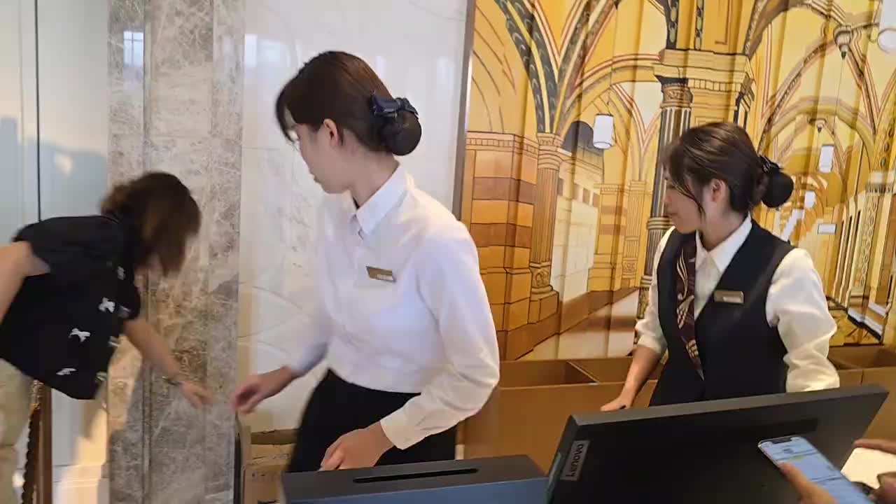 【集梦会长】广墨高情商直接让酒店前台打电话催女主播