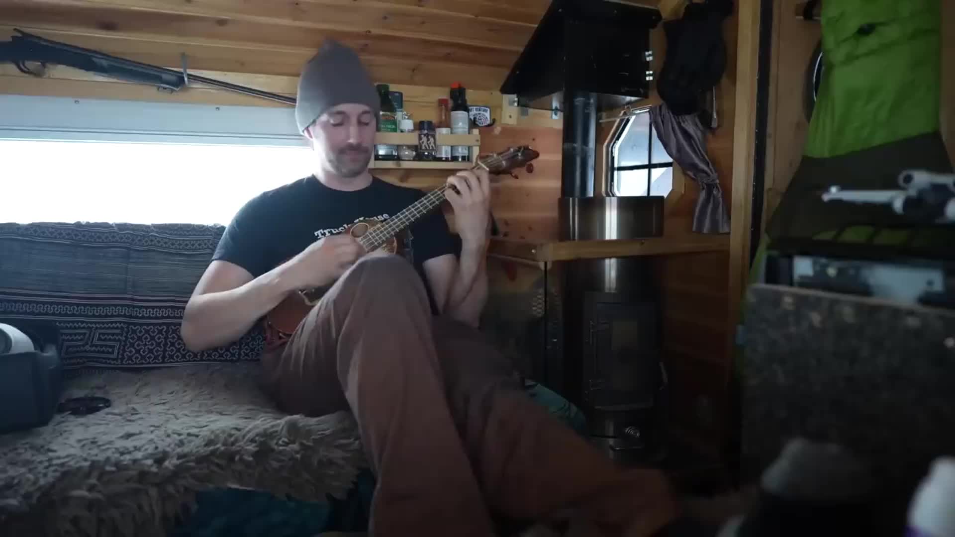 男人开着木质的房车在暴风雪中过夜