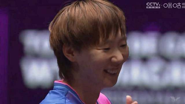 难得见到曼昱和对手这样随意的招呼，赛后王曼昱和老大姐朱雨玲握手，非常快乐，见到了朱雨玲战胜病魔复出，