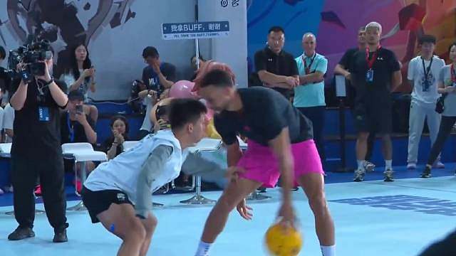 整个活动现场和篮球稍微挂钩的亮点！库里和独臂少年张家诚1V1单挑。我几年前就看过你的视频了，我相信你