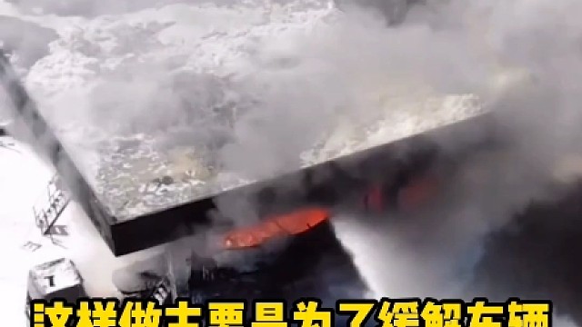 在路上遇到油罐车时，一定要离远点！#油罐车 #每天一个用车小知识