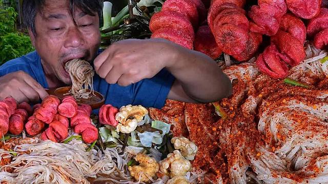 泰国大叔吃发酵鱼露，搭配炸香肠和猪腰肉，根本停不下来
