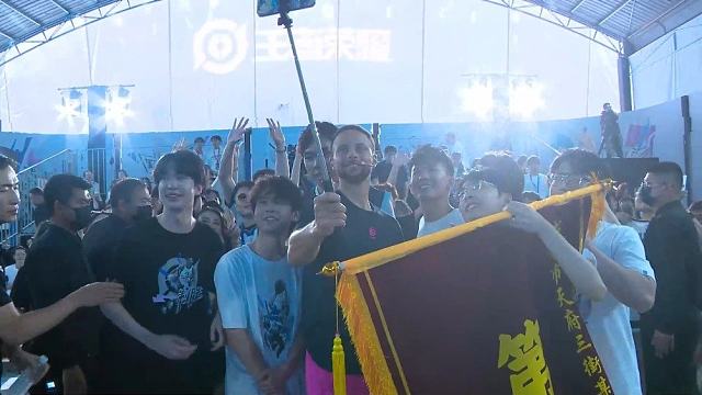 电竞战场，小桃子虽萌，合影力争上游！踮脚尖也敌不过人海滔滔，但勇气不坠，每个小角色都有高光时刻。镜头