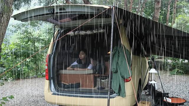 独自露营，听着雨声露营。