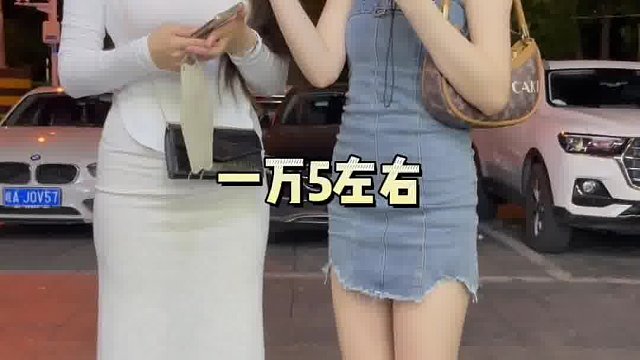 爸爸妈妈你们更喜欢谁？我猜这个小姐姐应该更喜欢爸爸多一点！