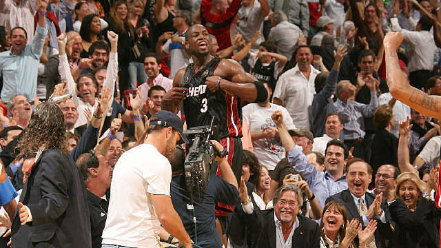 【韦德生涯每季的最佳镜头】这是我的！在麦迪逊花园完成致命绝杀、绝境求生抢断三分压哨绝杀公牛、扣翻瓦莱