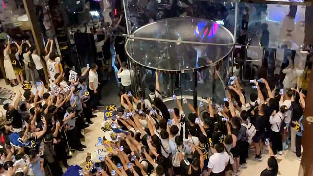 库里抵达成都下榻酒店，被粉丝层层包围高呼 MVP。但有球迷拉拽了库里胳膊，后来被网友查到原来是詹姆斯