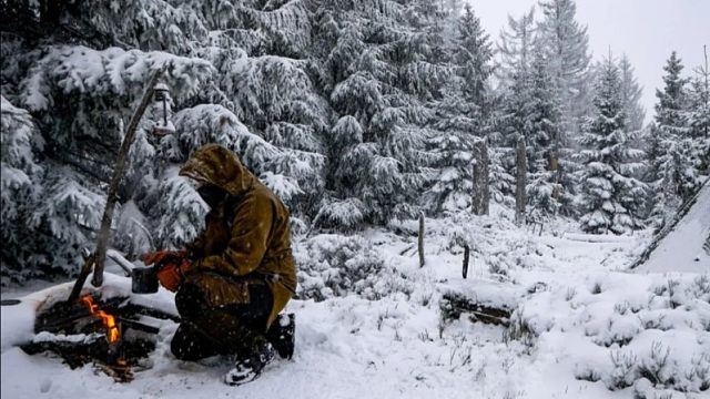 大雪持续了两天，独自在荒野露营生存，寒冷的夜晚，窝在帐篷内烤火取暖，听着雪花飘落睡觉很放松