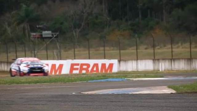 丰田跳的不错，不过后面的本田好像没学会#弯道快才是真的快 #比赛现场 #专业车手 #赛道 #冠军之路