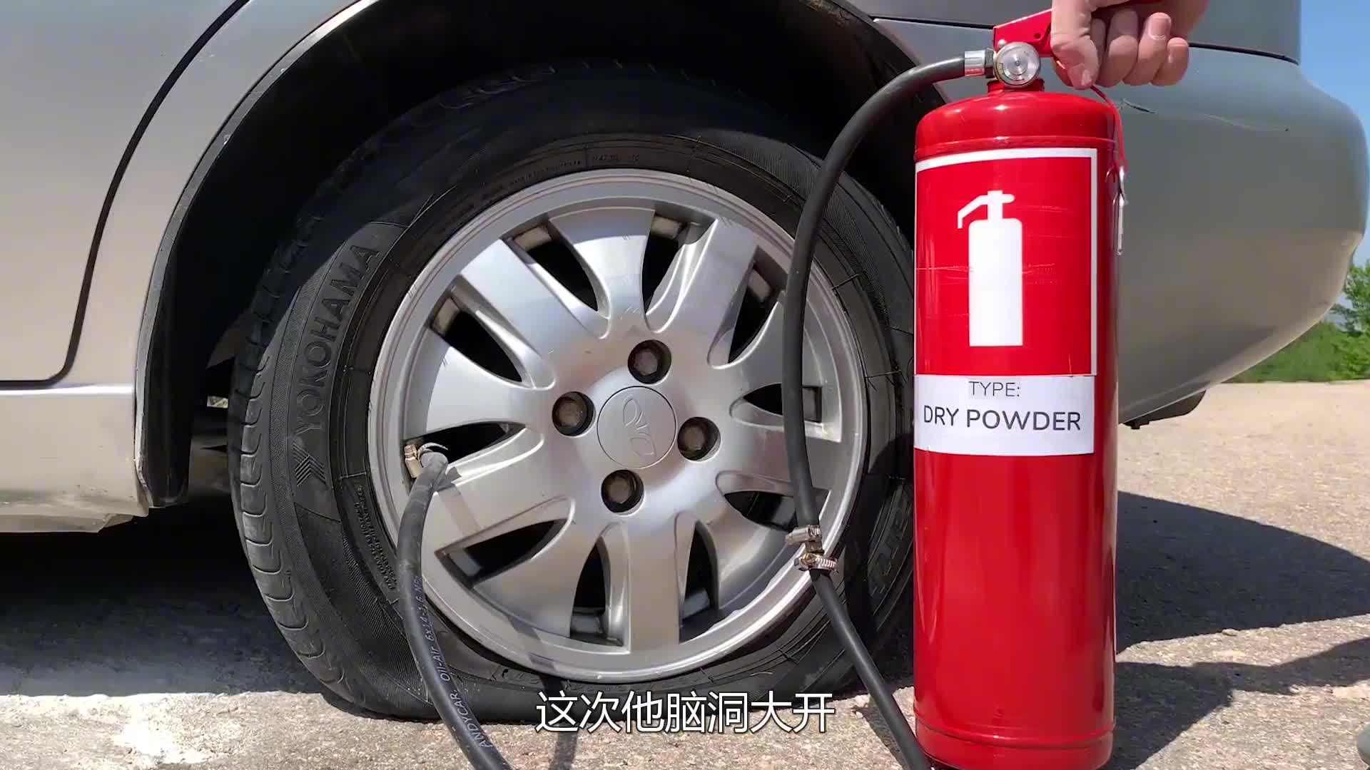 汽车轮胎挑战玻璃尖刺，最后能扛住不爆吗？场面太硬核！