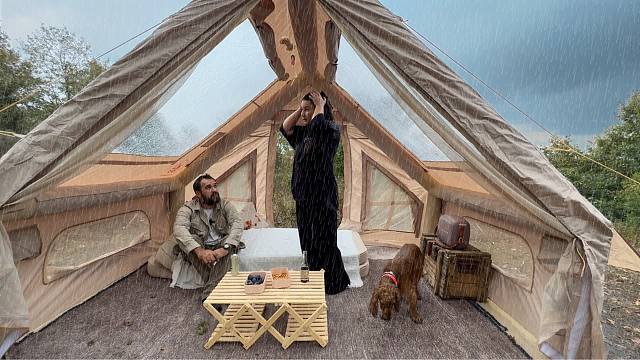 夫妻二人带着房子大帐棚，到野外畅享放松露营，比住酒店舒服多了