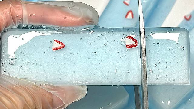 沉浸式剪一块海盐芝士草莓果冻