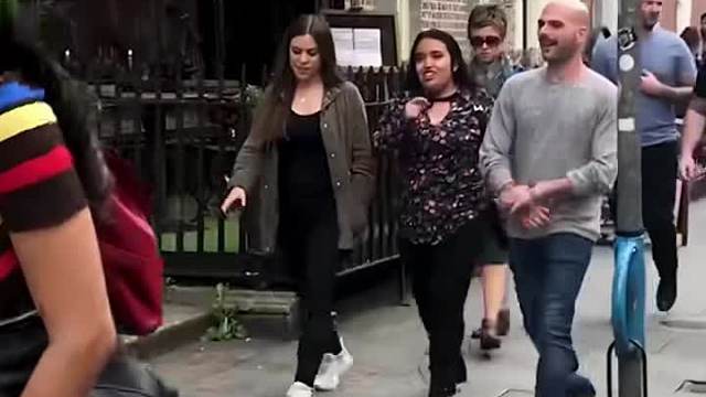 国外街头整蛊 (38)