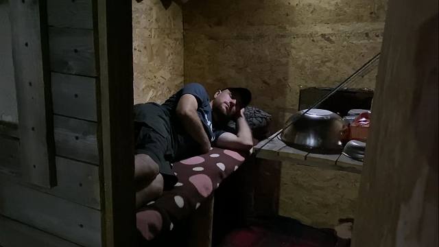 独自在山林里的幸福生活，自己建造木屋和圈养动物，平静而享受