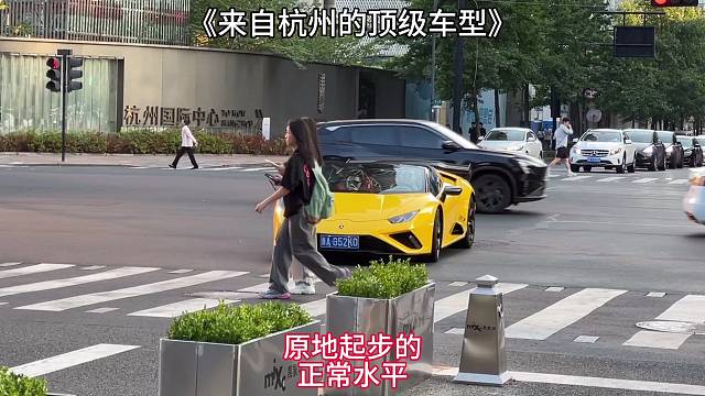 开敞篷车很拉风，既可以原地收起，也可以时速50公里以内收起敞篷。#敞篷车 #科尔维特C8 #每天一个