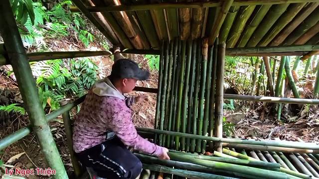 在小溪上建造凉爽的竹屋