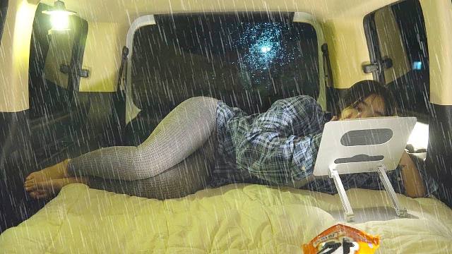 雨天在车里露营