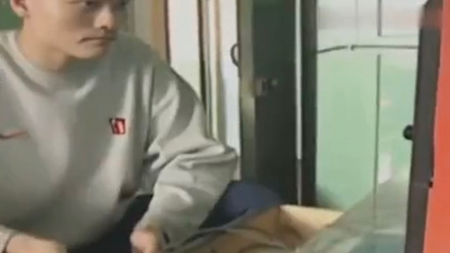 1998年姚明在街边散步和在宿舍里打游戏的真实影像，打的实在是投入