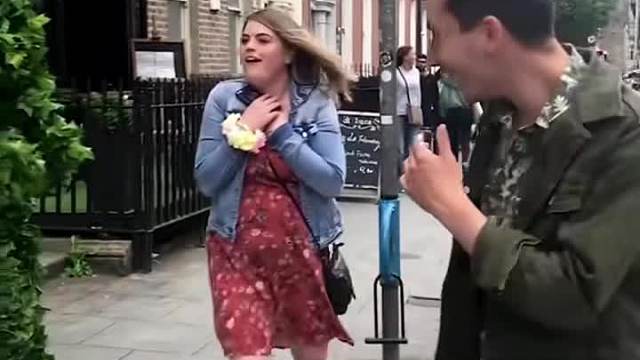 国外街头整蛊 (36)