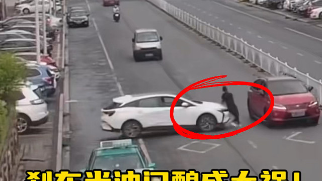 脚后跟悬空踩刹车和油门特别危险，新手一定要避免#汽车知识分享