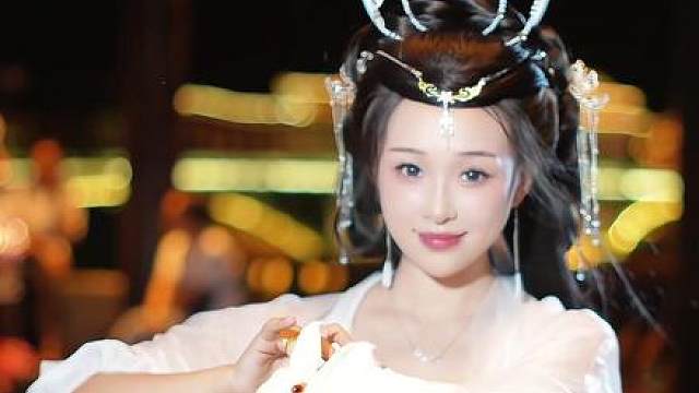 嫦娥也喜欢社会摇 #中秋快乐 #嫦娥 #汉服摇子申请出战 #汉服 #华彩追月夜2024