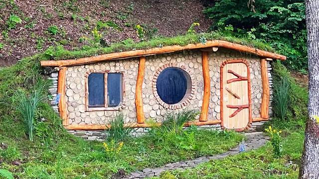 带着我的狗子进入山林，建造一套霍比特人小屋，结果室内布置超奢华