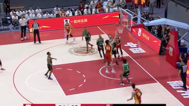 胡明轩+杨瀚森的挡拆配合真的巧胡队一个迷惑性很强的欧洲步突破，顺势吊给下顺的杨瀚森，杨瀚森空中接力得