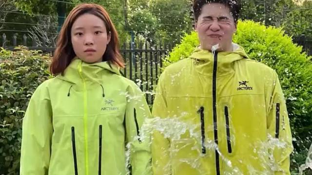 入秋男神穿搭始祖鸟SV冲锋衣对比分享 教你区分同学的一眼假