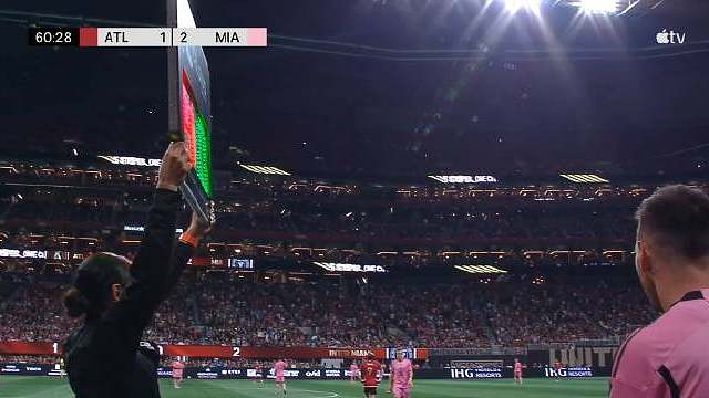 比赛第60分钟，梅西替换下格雷塞尔！！全场爆发出欢呼声！！！！