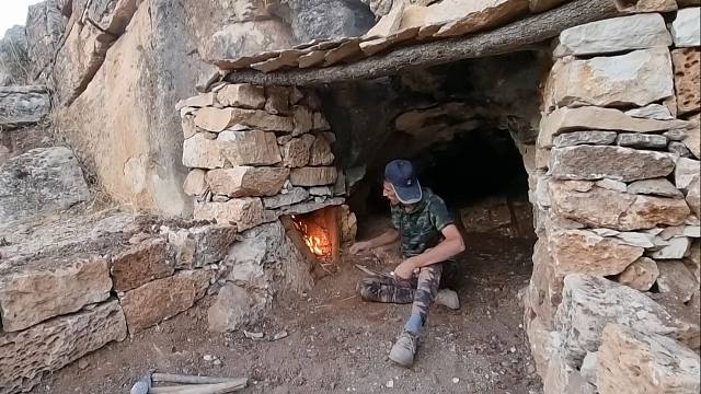 我在山野徒步旅行，发现了一个小石洞，改造成庇护所后才感觉到了奢华