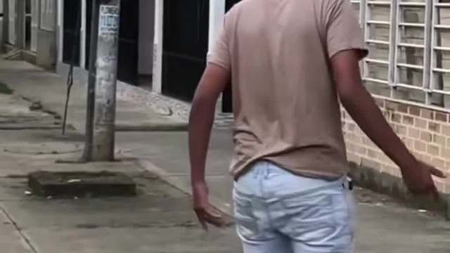 国外街头整蛊 (34)