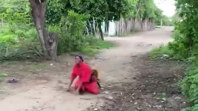 国外街头整蛊 (15)