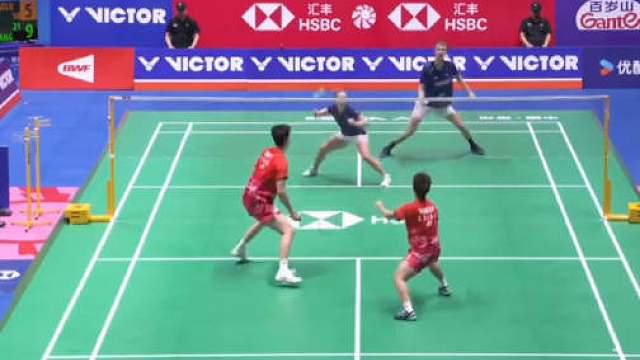 直落两局太牛了！中国赛凤凰组合2比0丹麦组合晋级4强（21-10、21-10）接下来的比赛继续加油！